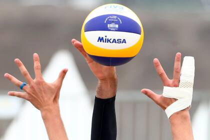 Intento de bloqueo de la pelota en un partido de voley playa