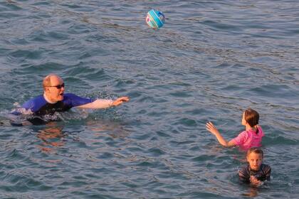 Vóley en el mar. Los tres príncipes también jugaron al frisbee en la orilla. Fue la última escapada familiar a la playa antes de que los mellizos de nueve años retomen las clases tras las vacaciones de verano.