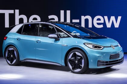 Volkswagen ID.3. Este compacto es el primer modelo 100% eléctrico de VW después del e-Golf; tiene un motor de 150 CV de potencia y tres baterías a elección (45, 58 y 77 kWh)