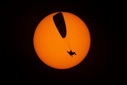 Voló en Chile con su parapente durante el eclipse solar más esperado de 2019