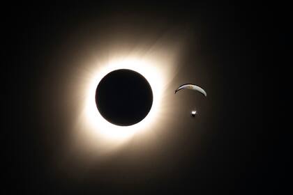 La jornada terminó con una rutina de acrobacias para los cientos de personas que se reunieron en lo alto de Condoriaco