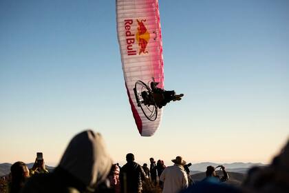 El atleta Víctor “Bicho” Carrera, campeón mundial 2017, realizó una increíble rutina durante el eclipse total de sol en la localidad de Condoriaco, en la Región de Coquimbo, Chile