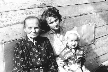 Volodia junto a su abuela Anya y su madre Maria