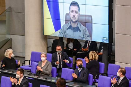 El presidente ucraniano, Volodimir Zelensky, se dirige por videoconferencia a miembros del gobierno alemán reunidos en Berlín, entre ellos el canciller Olaf Scholz 