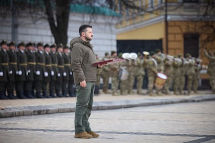 Volodimir Zelensky, presidente de Ucrania, rinde homenaje a las tropas en el primer aniversario del inicio de la invasión