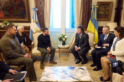 Volodimir Zelensky, presidente de Ucrania, se reunión con el presidente Javier Milei en el despacho presidencial, participó también la canciller Diana Mondino