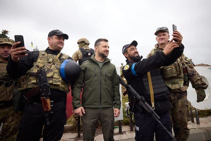 El presidente Volodimir Zelensky visitó la ciudad de Izium, en el este de Ucrania