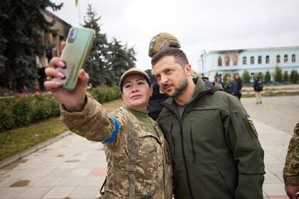 Volodimir Zelensky junto a miembros del ejército de Ucrania en Izium, en el este de Ucrania