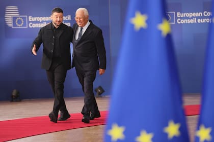 Volodimir Zelensky y el presidente del Consejo Europeo, António Costa, a su llegada a la cumbre de la Unión Europea