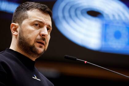 Volodymyr Zelensky fue invitado de honor y dio un discurso en el inicio de la cumbre de la Unión Europea en Bruselas . (Photo by Kenzo TRIBOUILLARD / AFP)