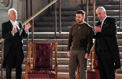 Zelensky es aplaudido por el presidente de la Cámara de los Comunes, Sir Lindsay Hoyle y el presidente de la Cámara de los Lores, Lord McFall, tras su discurso ante los diputados británicos en Westminster Hall, dentro del Palacio de Westminster