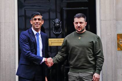 El primer ministro del Reino Unido, Rishi Sunak, da la bienvenida al presidente de Ucrania, Volodimir Zelensky, en las afueras de 10 Downing Street antes de su reunión bilateral durante su primera visita al Reino Unido desde la invasión rusa de Ucrania.