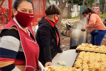 Voluntarias del comedor Asociación Civil los Chicos del Arbolito, en Barrio Satélite, Moreno