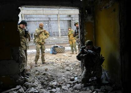 Voluntarios bielorrusos reciben entrenamiento militar en la base de la Compañía Bielorrusa en Kiev, Ucrania, el martes 8 de marzo de 2022
