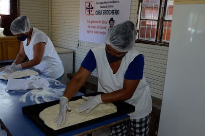 Voluntarios de Cáritas trabajan en la preparación y distribución de alimentos
