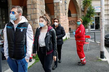 Voluntarios de la Cruz Roja buscan donantes de sangre, en Roma, Italia