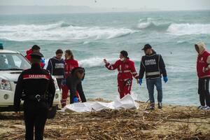 Un barco con migrantes se estrelló contra una roca y murieron al menos 58 personas