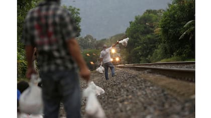 Voluntarios de Las Patronas esperan al tren ¨La Bestia¨, para entregar alimentos