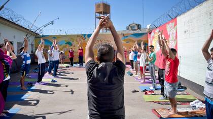 Voluntarios de Moksha dan clases de yoga a los internos en el pabellón 7 de la Unidad Penitenciaria Nro. 48 de San Martín