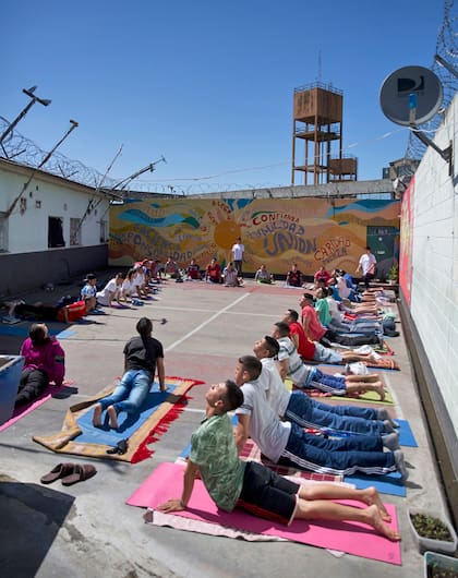 Voluntarios de Moksha dan clases de yoga a los internos en el pabellón 7 de la Unidad Penitenciaria Nro. 48 de San Martín