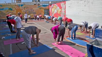 Voluntarios de Moksha dan clases de yoga a los internos en el pabellón 7 de la Unidad Penitenciaria Nro. 48 de San Martín