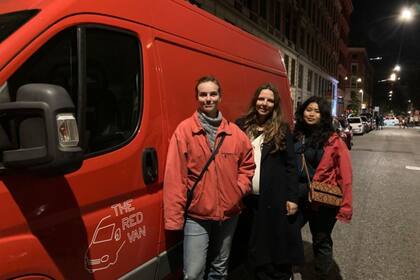 Voluntarios de Red Van Pauline Hoffman Schroder, Sine Plambech y Aphinya Jatuparisakul