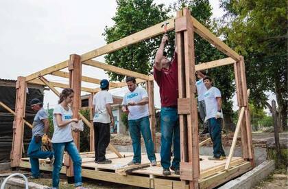 Voluntarios de Techo, en plena construcción