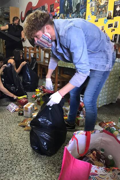 Voluntarios de Teje Solidario, durante el armado de los kits con alimentos y productos de limpieza