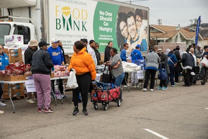Voluntarios del Los Angeles Regional Food Bank distribuyeron millones de alimentos en el condado de Los Ángeles