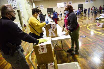 Voluntarios entregan las urnas al otro lado de la calle de la Junta Electoral del Condado de Robeson el 3 de noviembre de 2020 en Lumberton, Carolina del Norte