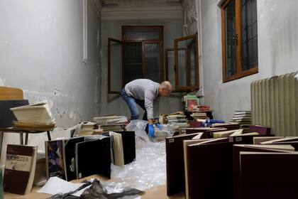Voluntarios guardan manuscritos del conservatorio de música Benedetto Marcello después de las graves inundaciones en Venecia