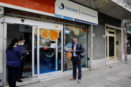 Voluntarios ingresan a un centro que participa del ensayo de otra vacuna china en la Argentina, también supervisado por la Fundación Huésped
