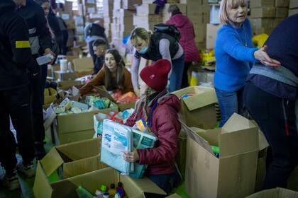 Voluntarios organizan cajas de ayuda humanitaria para refugiados ucranianos