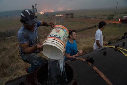 Voluntarios que pelean contra el fuego