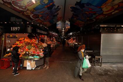 Voluntarios reparten comida a los vecinos mayores que viven en edificios sin ascensores
