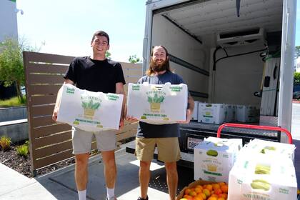Voluntarios repartirán despensas de alimentos en diferentes zonas de San Diego (Facebook/San Diego Food Bank)