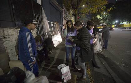 Voluntarios toman los datos de un grupo en situación de calle en una ranchada de Constitución y Lima