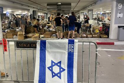 Voluntarios trabajan en la distribución de los alimentos reunidos