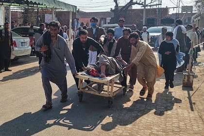 Voluntarios trasladan a un herido en la explosión de una bomba a un hospital en Bannu, el noroeste de Pakistán, el lunes 16 de febrero de 2026.