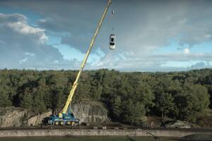 Video: Volvo lanza autos nuevos desde una grúa a 30 metros de altura