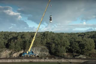 Video: Volvo lanza autos nuevos desde una grúa a 30 metros de altura