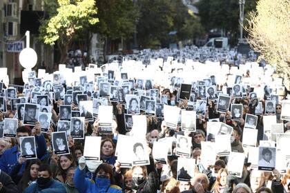 “Volvemos a Pasteur" fue una de las consignas del acto en homenaje a las víctimas del atentado a la AMIA, a 28 años.