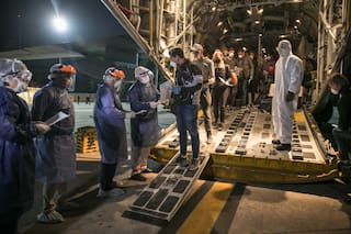 Repatriados. Imágenes del regreso en el Hércules desde Ecuador