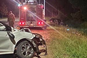 Un adolescente manejaba por la ruta, chocó con otro auto y murieron un padre y su hijo de 8 años