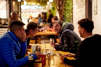 Los locales gastronómicos mendocinos deben cerrar a las 23