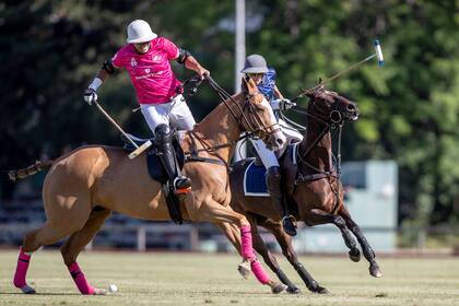 Cosa de extranjeros en Buenos Aires: el canadiense Federick Mannix, patrón de Alegría, se protege de un posible bochazo por parte del español Pascual Sainz de Vicuña, de La Esquina.