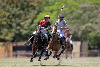 Iñaki Laprida, de Cría Geté, se anticipa a Victorino Ruiz Jorba, de La Cañada, que quedó eliminado en el camino al Argentino Abierto.