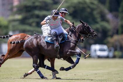 Lucas Díaz Alberdi, de La Cañada, intenta un revés, acuciado por Iñaki Laprida, back de un equipo, Cría Geté, que superó con lo justo un par de percances y sigue en carrera.