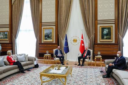 Von der Leyen, en un sofá lateral durante la cumbre en Ankara