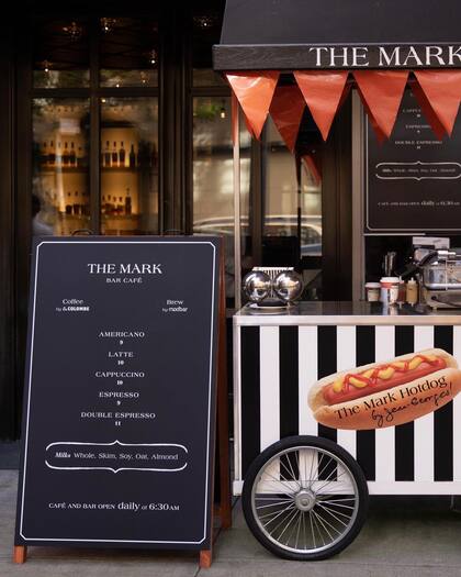 Vongerichten añadió recientemente una barra de café para llevar a la oferta en el carrito de hot dogs